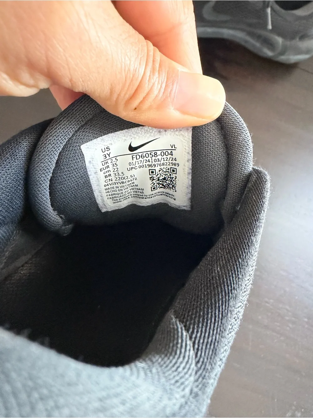 Nike infinity flow Black Mesh Athletic Sneakers size 3